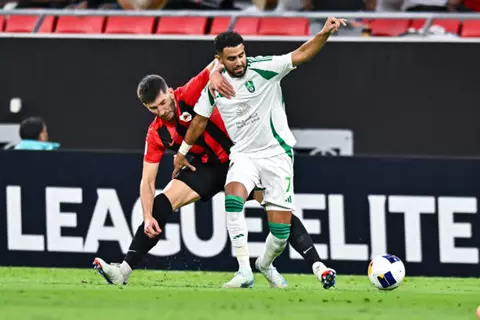 محرز يُدوّن اسمه في سجلات آسيا.. لحظة تاريخية للنجم الجزائري